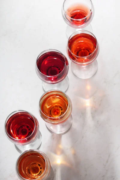 Glas Rosenwein Auf Weißem Tisch — Stockfoto