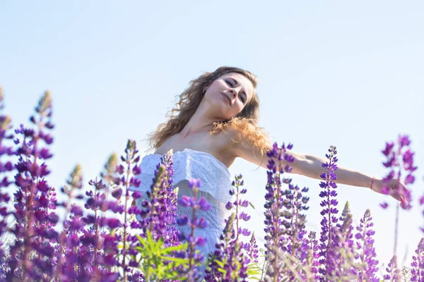 Vacker Ung Kvinna Ett Fält Med Blommande Lupiner — Stockfoto