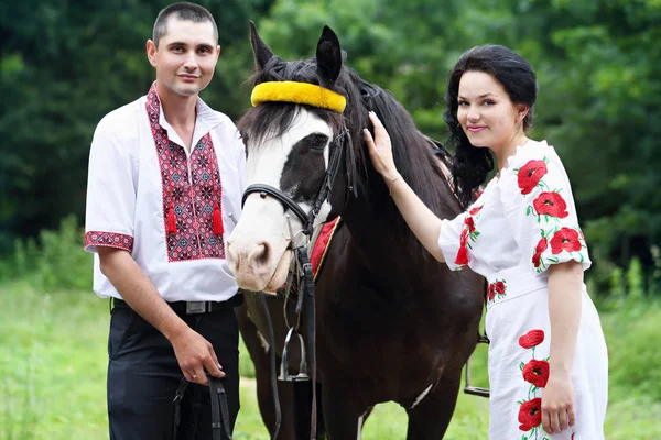 Brudgummen Och Bruden Bröllopet Ukrainska Stil — Stockfoto