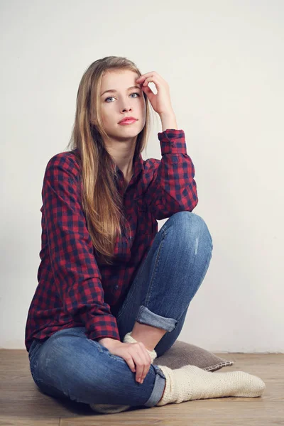 Mujer Joven Pensativa Sentada Suelo —  Fotos de Stock