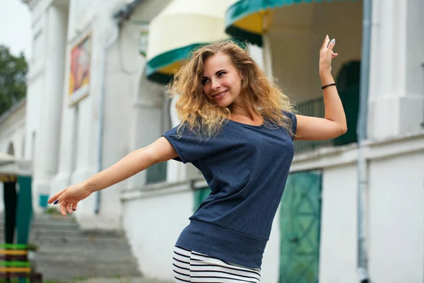 Bela Mulher Despreocupada Dança Rua — Fotografia de Stock