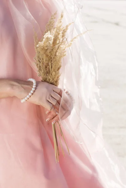Красивые Стильные Розовые Кожаные Перчатки Жемчугом — стоковое фото