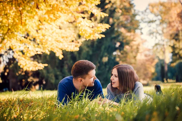 Młoda Para Piękny Leży Łące Parku Jesień — Zdjęcie stockowe