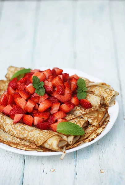 Panqueques Finos Rubios Enrollados Con Fresas — Foto de Stock