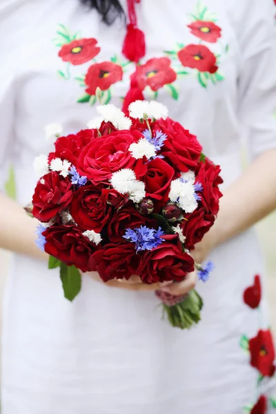 Bouquet Sposa Rose Rosse Nelle Mani Della Sposa Matrimonio Stile — Foto Stock