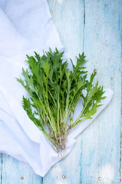 Frische Salatsenfblätter Auf Dem Tisch — Stockfoto