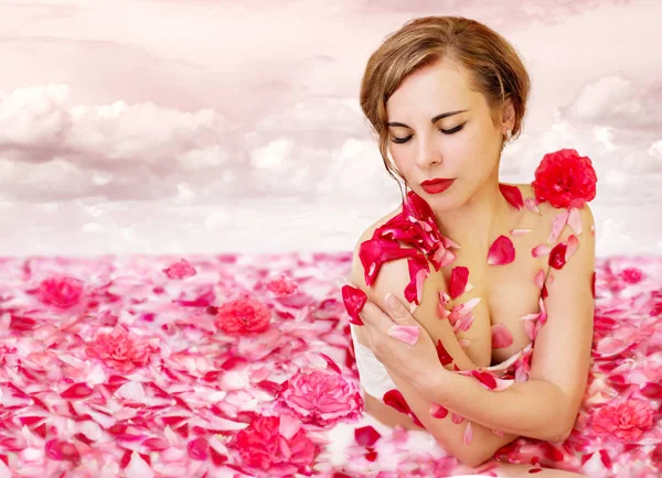 Beautiful Woman Bathes Milk River Rose Petals — Stock Photo, Image