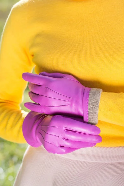 Vrouw Een Helder Gele Trui Roze Handschoenen — Stockfoto
