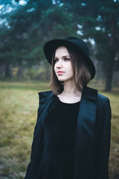 Portrait Beautiful Girl Black Hat Gloomy Autumn Forest — Stock Photo, Image