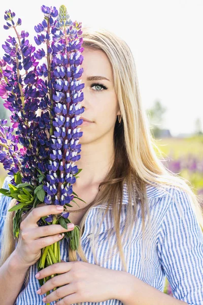 Vacker Blond Ung Kvinna Ett Fält Med Blommande Lupiner — Stockfoto