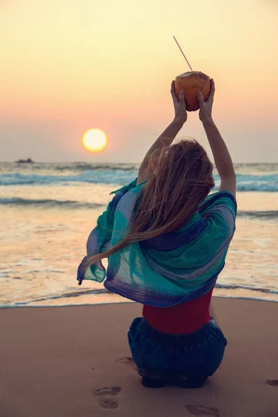 Mujer Joven Con Una Mirada Coco Puesta Sol —  Fotos de Stock