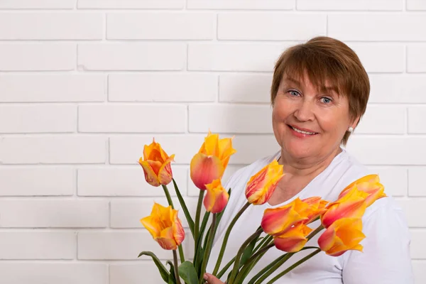 Volwassen Vrouw Met Een Boeket Van Tulpen — Stockfoto