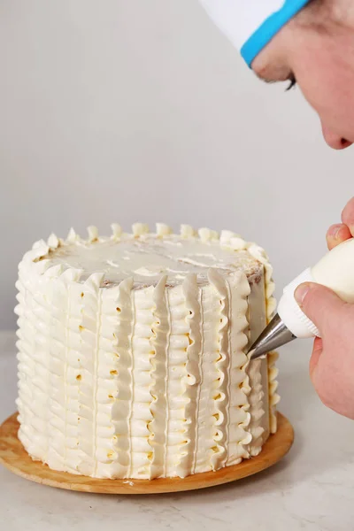 Donna Decorare Una Torta Con Modelli Crema — Foto Stock