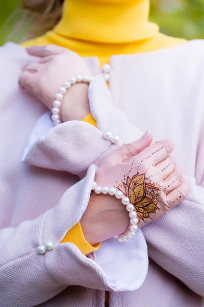 Schöne Kurze Zartrosa Handschuhe Mit Perlen Und Malerei — Stockfoto
