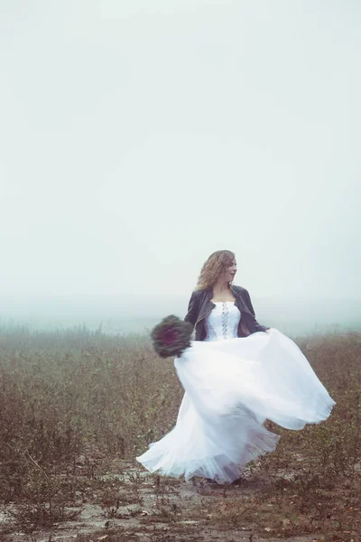 Hermosa Novia Con Ramo Sobre Fondo Campo Niebla —  Fotos de Stock