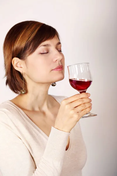 Jovem Mulher Degustando Vinho Rosa Fecho Vidro — Fotografia de Stock