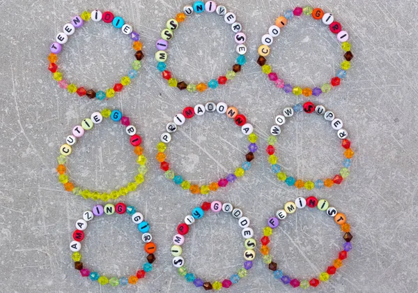 Pulseras Plástico Brillante Para Niñas Con Eslóganes —  Fotos de Stock