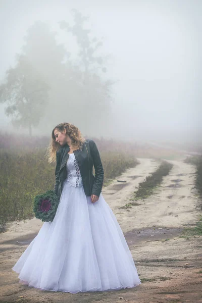 Hermosa Novia Con Ramo Sobre Fondo Campo Niebla — Foto de Stock