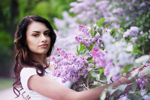 Mulher Bonita Jardim Primavera Com Lilases Florescendo — Fotografia de Stock
