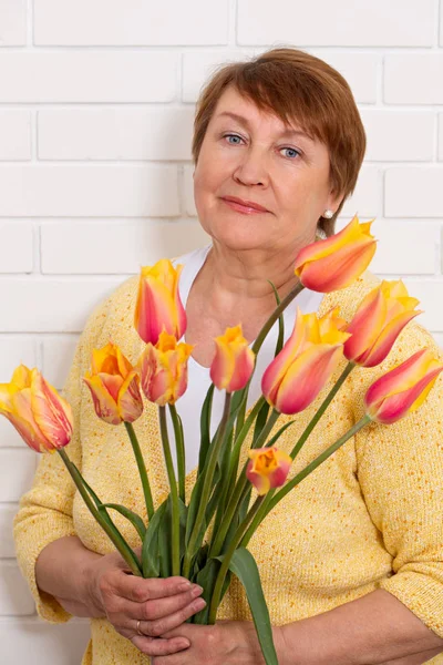 チューリップの花束を持つ大人の女性 — ストック写真