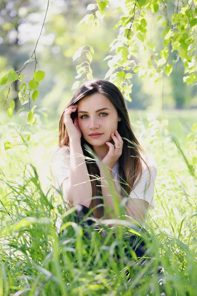 Portret Van Jonge Mooie Glimlachende Vrouw Buiten — Stockfoto