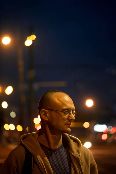 Egy Fiatal Férfi Szemüveg Háttérben Éjszakai Város Fényei — Stock Fotó