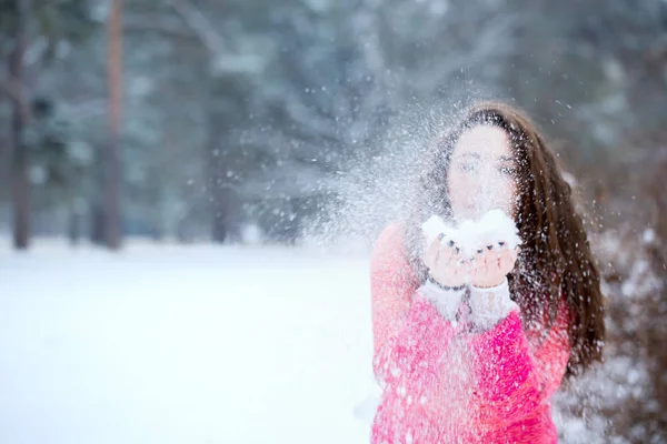 Jovem Bela Mulher Soprando Neve Nas Mãos — Fotografia de Stock