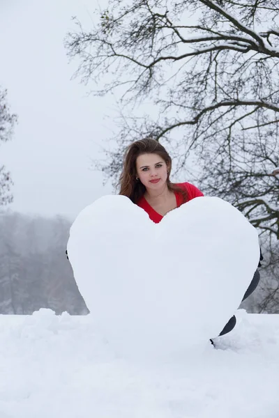 Retrato Uma Menina Com Grande Coração Nevado — Fotografia de Stock