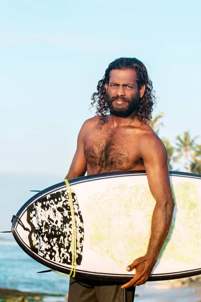 Surfista Sostiene Una Tabla Surf Orilla Del Océano Índico — Foto de Stock