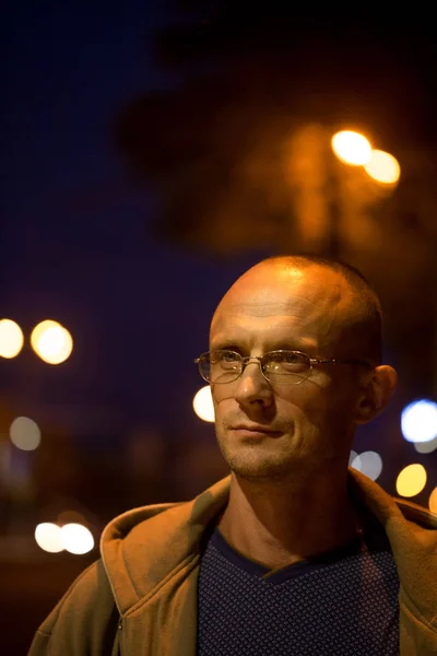 Joven Con Gafas Fondo Las Luces Ciudad Nocturna —  Fotos de Stock