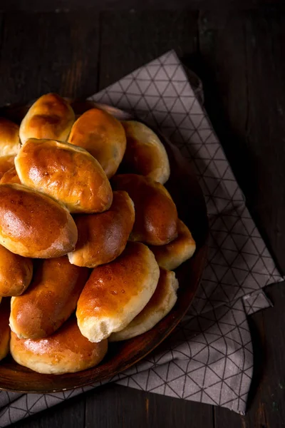 Tortas Ruddy Com Carne Uma Tigela Madeira — Fotografia de Stock