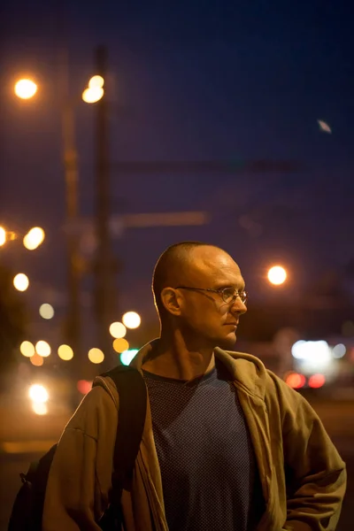 Jovem Com Óculos Fundo Das Luzes Cidade Noturna — Fotografia de Stock