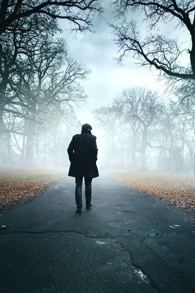 Homem Está Caminhando Longo Estrada Nevoeiro — Fotografia de Stock