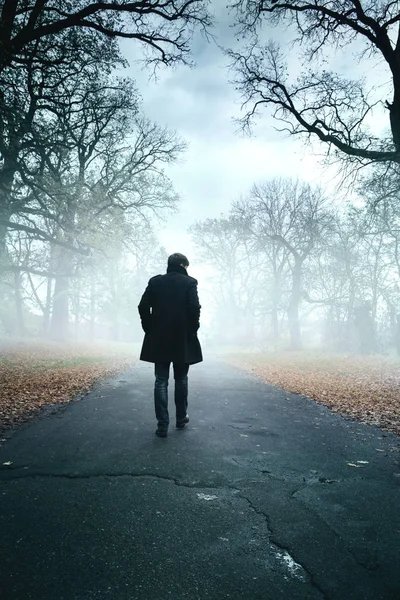 Man Walking Road Fog — Stock Photo, Image