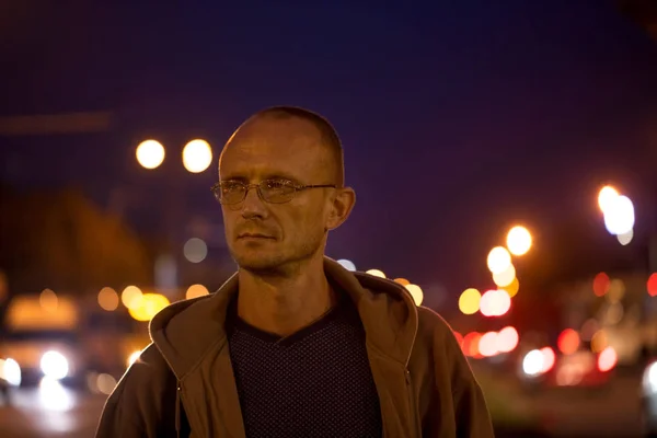 Ein Junger Mann Mit Brille Auf Dem Hintergrund Der Lichter — Stockfoto