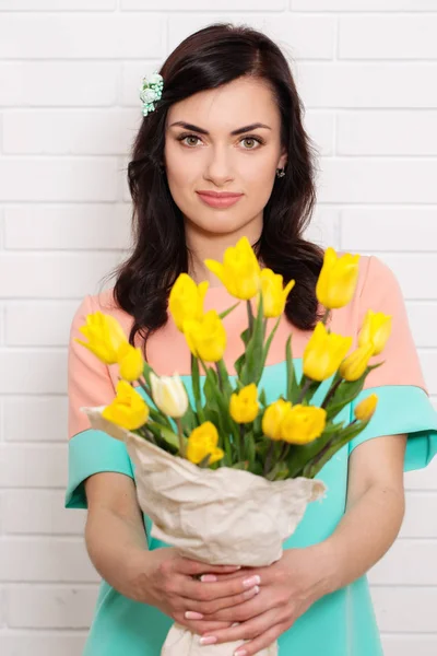 Mooie Jongedame Met Een Groot Boeket Tulpen — Stockfoto