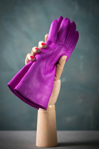 Mooie Roze Handschoenen Houten Hand Grijze Achtergrond — Stockfoto