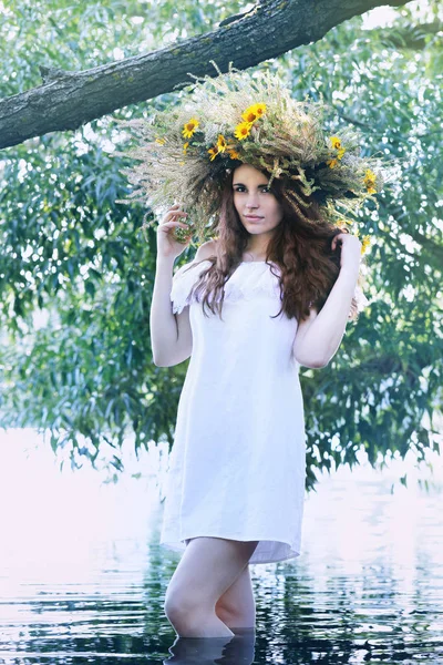 Beautiful Girl Wreath Splashing Water — Stock Photo, Image