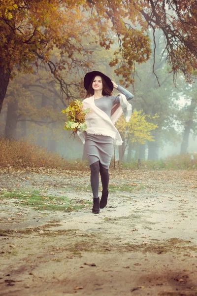 Piękna Dziewczyna Kapeluszu Spacery Lesie Jesienią — Zdjęcie stockowe