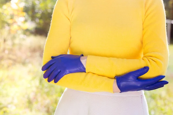 Mujer Suéter Amarillo Brillante Guantes Azules — Foto de Stock