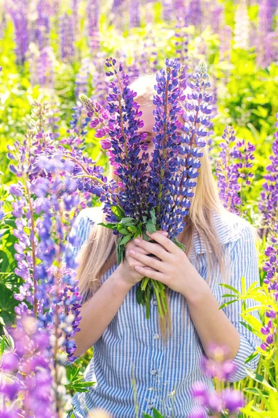 Vacker Blond Ung Kvinna Ett Fält Med Blommande Lupiner — Stockfoto