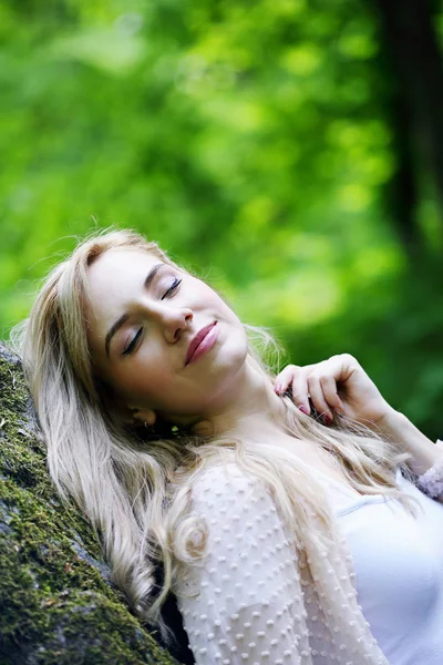 Güzel Genç Kız Bir Ormanda Kayanın Üzerinde Dinlenme — Stok fotoğraf