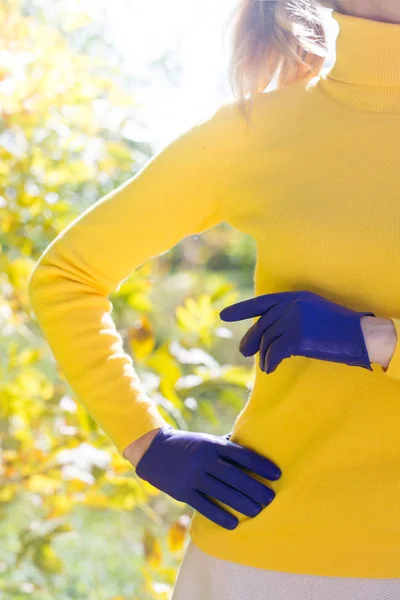 Женщина Ярко Желтом Свитере Голубых Перчатках — стоковое фото