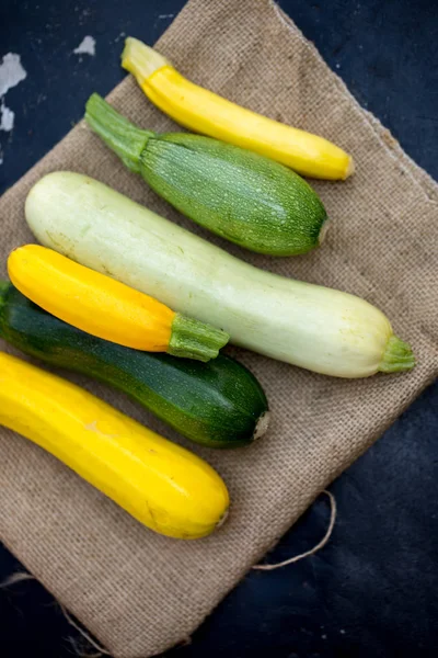 Eine Gruppe Frischer Farbenfroher Zucchini Auf Einem Hölzernen Hintergrund — Stockfoto