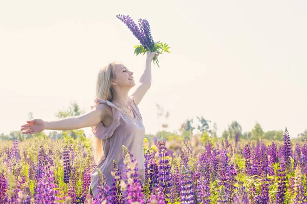 Güzel Sarışın Genç Kadın Çiçek Açan Lupines Bir Alana — Stok fotoğraf