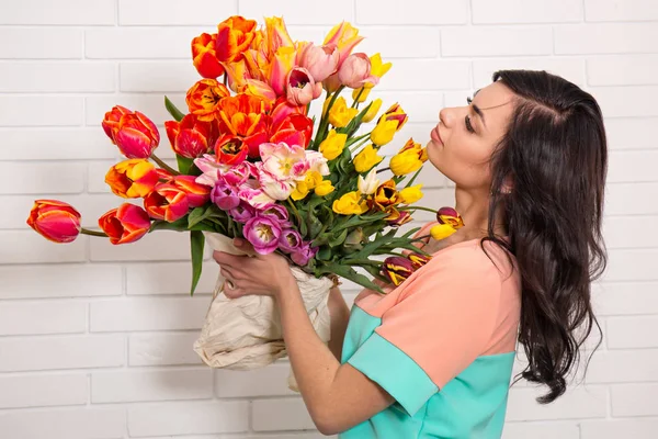 Jovem Mulher Bonita Com Grande Buquê Tulipas — Fotografia de Stock