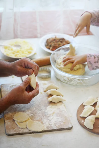 Dede ve torunu köfte birlikte hazırlanıyor. kalıp köfte patates ile el Pastel.photo Pastel tonlama tonlama fotoğraf