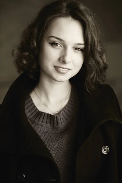Retrato Una Joven Mujer Hermosa Abrigo — Foto de Stock
