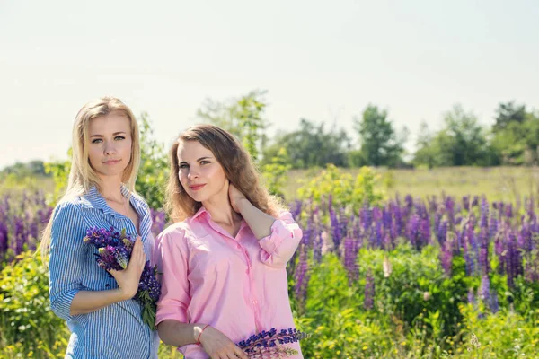 Twee Vrienden Rusten Het Veld Zomer — Stockfoto