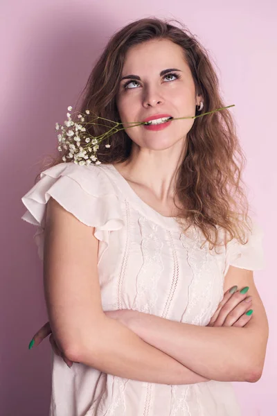 Hermosa Mujer Sosteniendo Una Rama Gypsophila Blanco —  Fotos de Stock